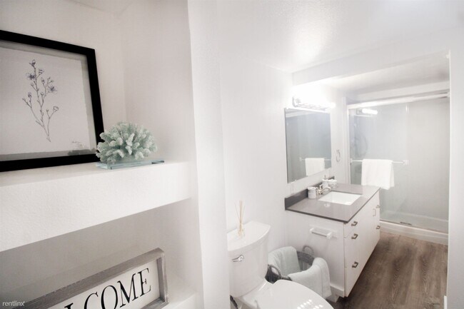 Building Photo - 2 br, 1 bath Duplex - 21107 Damson Road B