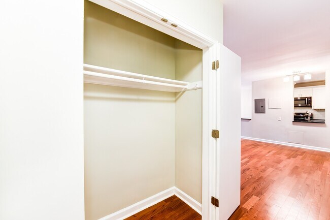 Foto del edificio - Spacious 2 Bedroom, 2 bath condo. Enjoy be...