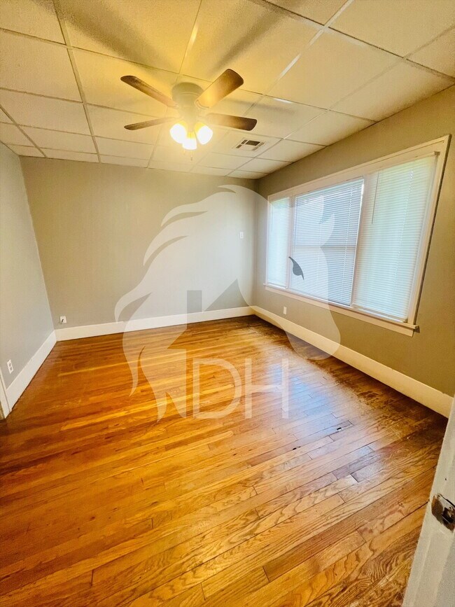 Foto del edificio - "Charming 2-Bed Gem in Enid's Heart!"