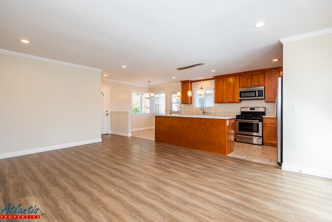 Building Photo - 604 N Bayview Ave