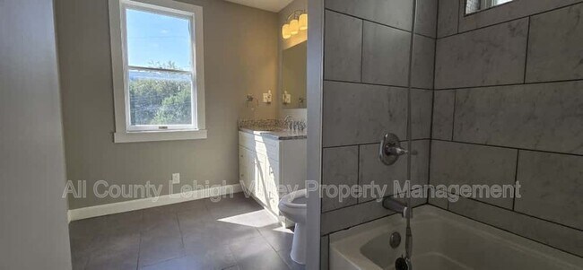 Foto del edificio - 316 E Union Blvd