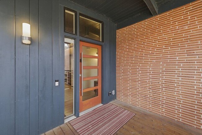 Building Photo - Mid-Century Modern!! 3 Bedroom, 2 Bathroom Home in Des Moines!