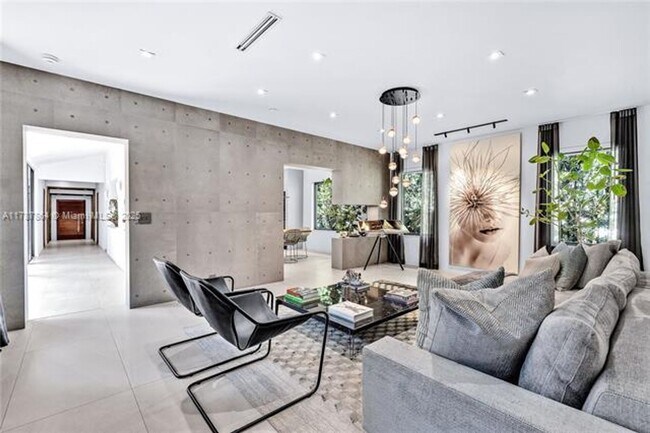 Foto del edificio - 725 W 49th St
