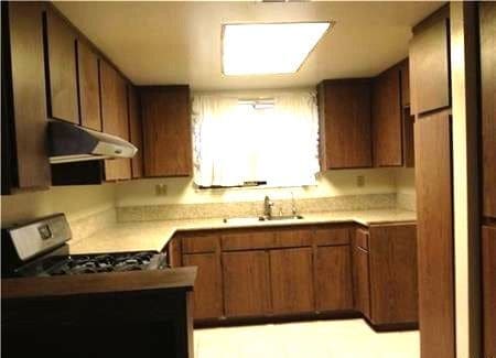 Building Photo - 1008 Las Lomas Dr
