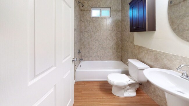 Building Photo - 1633 Mayhew St