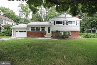Building Photo - 907 Hillcrest Dr SW