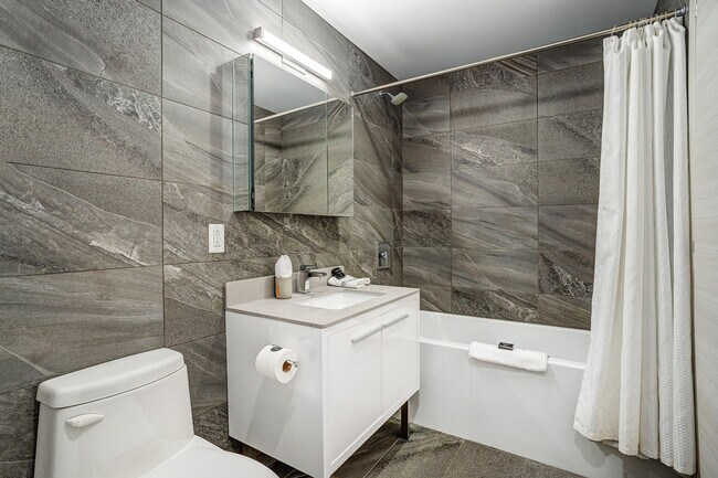 Building Photo - 2100 Rue de Bleury