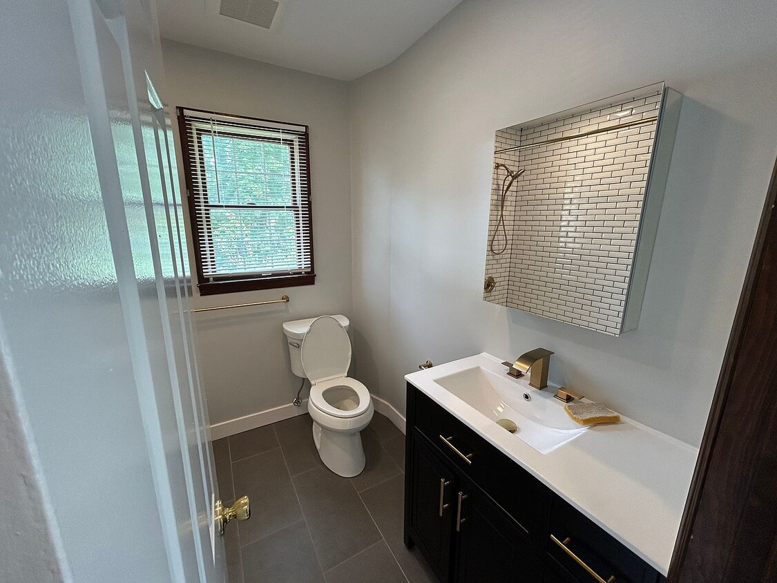 Primary Photo - 71 Aqueduct Ave