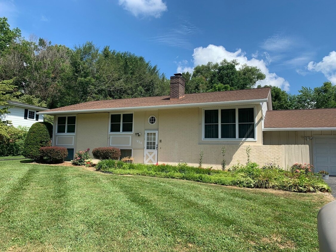 Primary Photo - 5 Bedroom 3 Bath House with 2 Car Garage