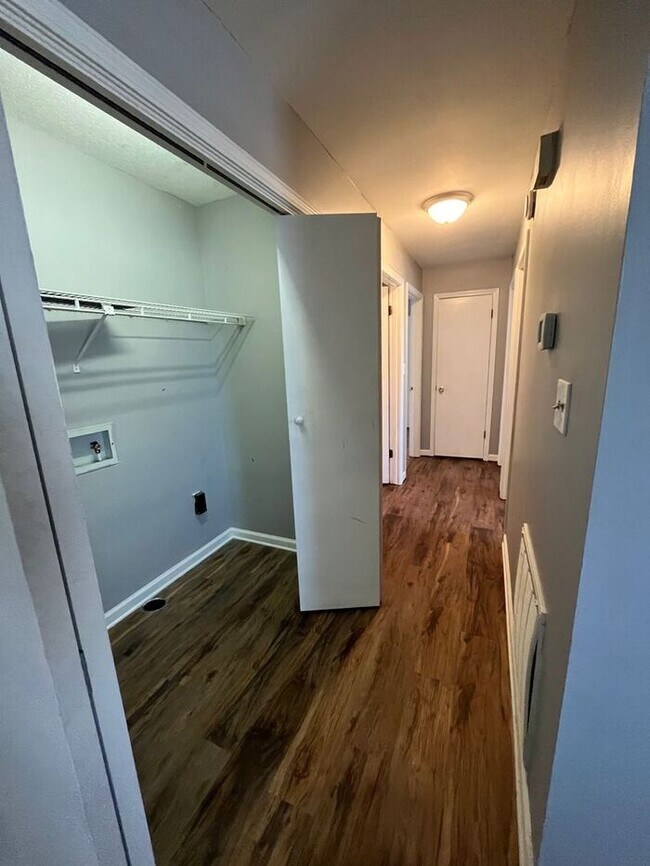 Building Photo - 3 Bed 2 Bath with Over An Acre Of Yard!