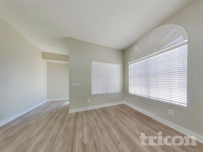 Foto del edificio - 6340 W Mercer Ln