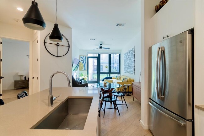 Foto del edificio - 800 Embassy Dr