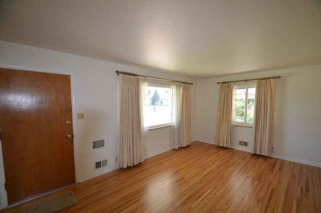 Foto del edificio - 5456 E Atlantic Pl