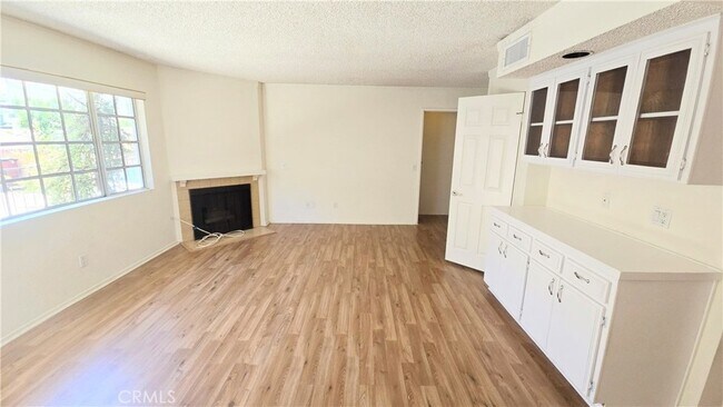 Building Photo - 630 W Dryden St