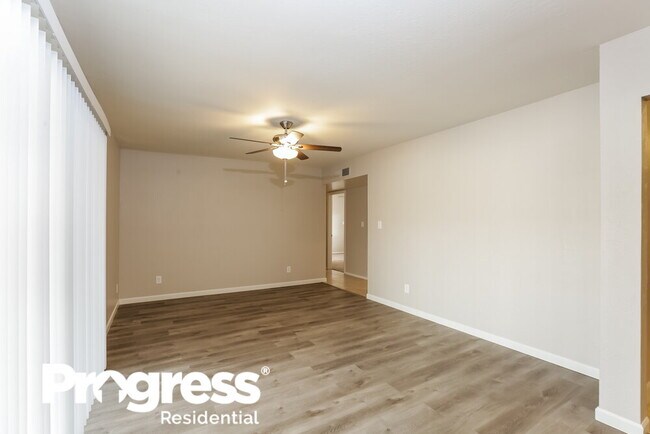 Building Photo - 18220 N 10th Dr