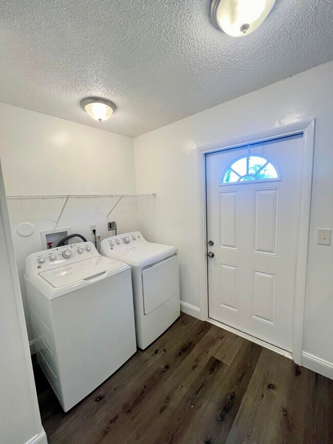 Foto del edificio - 5213 Wallis Rd