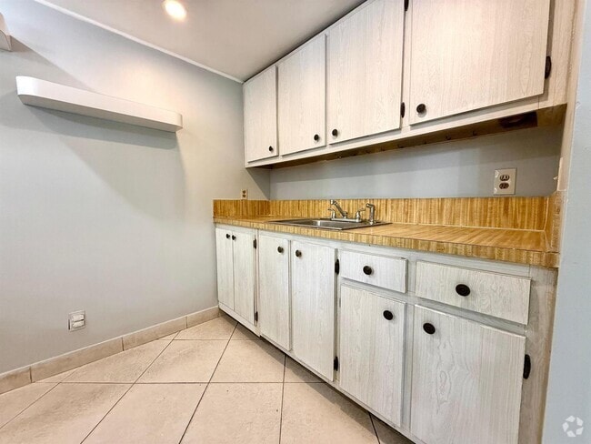 Building Photo - 1821 Fairview Villas Dr