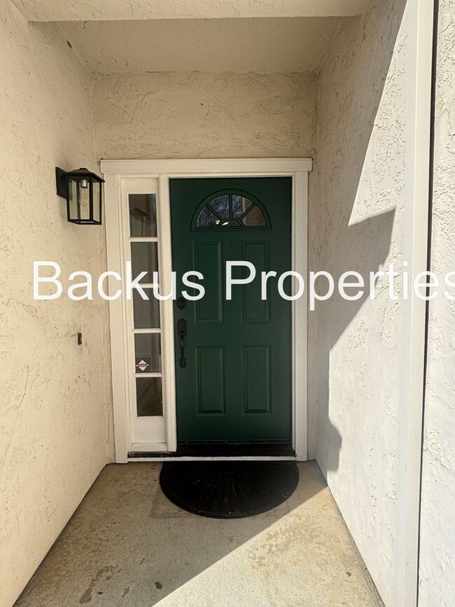 Building Photo - Great two-bedroom home at end of cul-de-sac