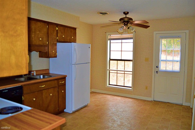Building Photo - 1032 Brookview Dr