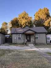 Building Photo - 204 W Leighton St