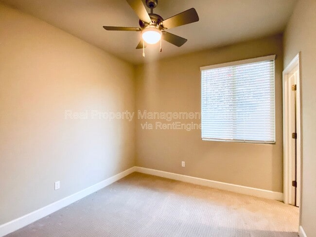 Foto del edificio - 1046 Lindsay Ln