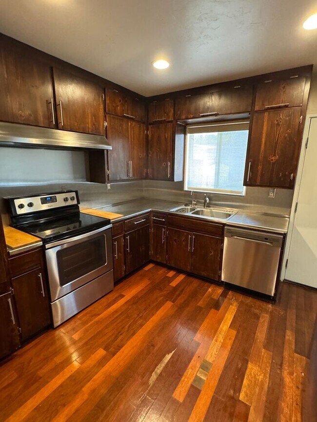 Foto del edificio - Charming 3 bedroom 2.bath with yard