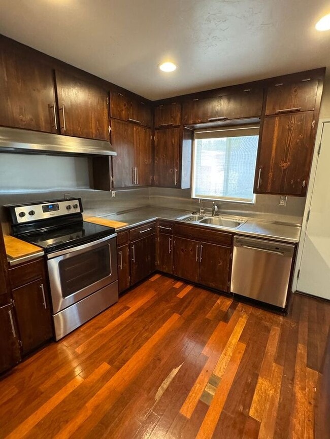 Photo - Charming 3 bedroom 2.bath with yard House