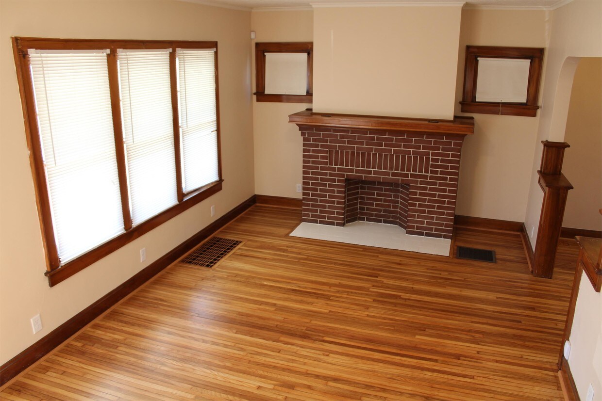Primary Photo - 830 Siebert St