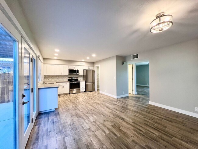 Building Photo - REMODELED 3BD/2.5BA TOWNHOUSE W/ 2-CAR GAR...