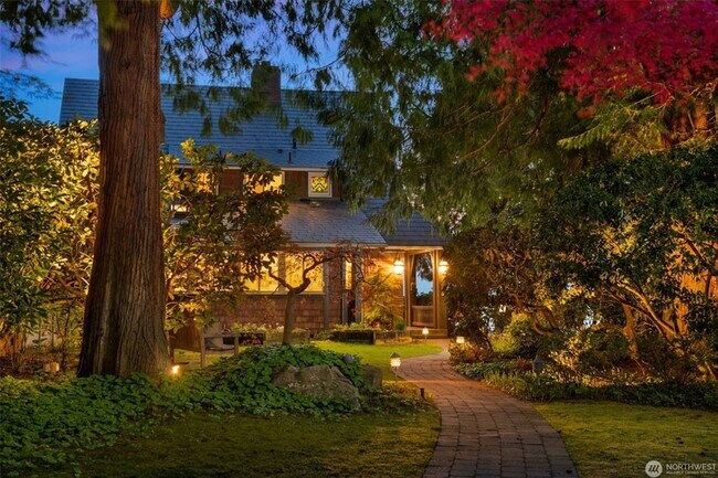 Foto del edificio - Timeless English Tudor with Stunning Puget Sound Views