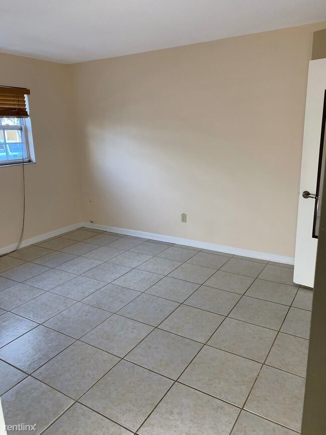 Building Photo - 2 br, 1 bath Apartment - 223 Dolphin Pt