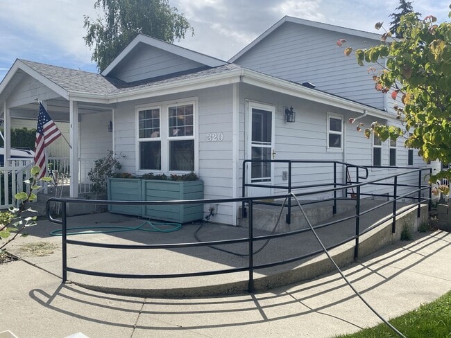 Building Photo - 320 E Nixon Ave