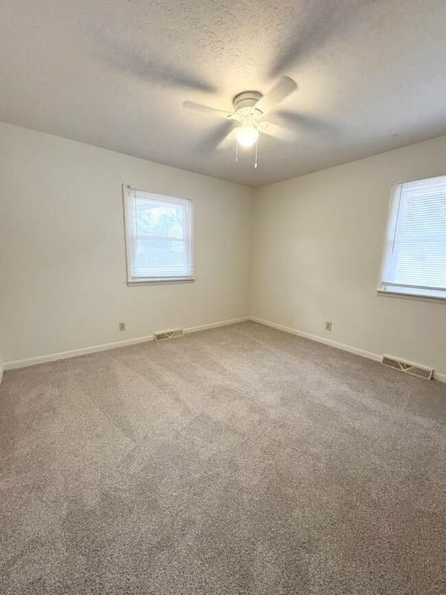 Foto del edificio - 200 S Grove St