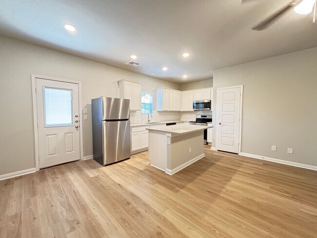 Building Photo - Modern 3 Bd 2.5 Full Bath Townhouse Near U...