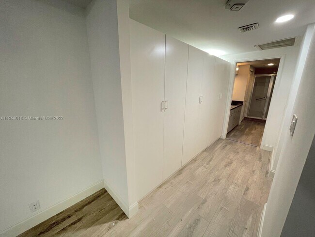 Building Photo - 121 Crandon Blvd