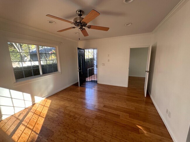 Entrada a la unidad y dormitorio. - 2629 Meade Ave