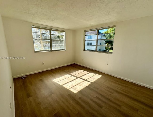 Building Photo - Apartment Ready for move in