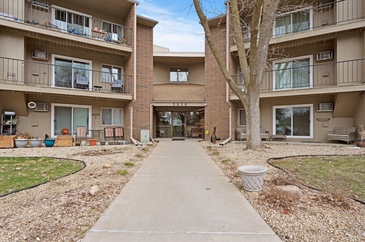 Foto principal - 3850 Plymouth Blvd