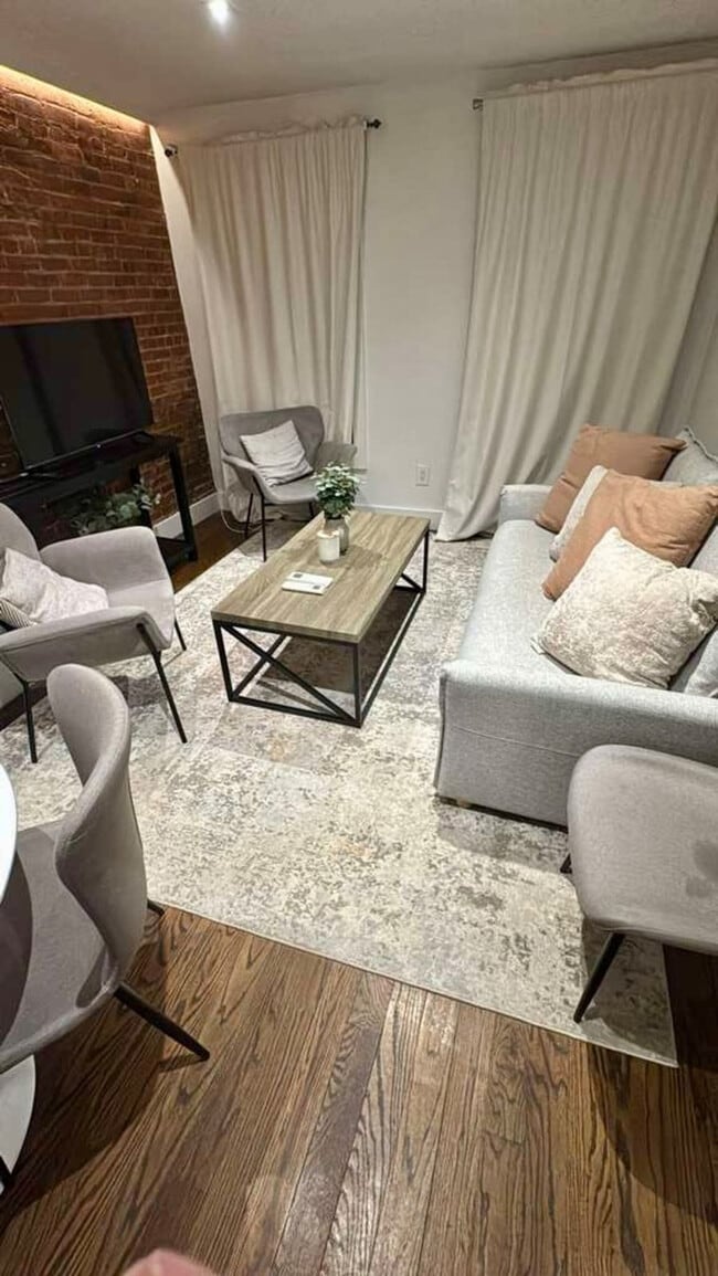 Building Photo - 716 Madison St