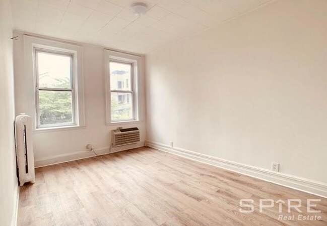 Foto del edificio - 3 bedroom in ASTORIA NY 11106