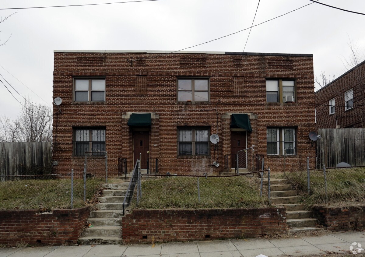 Building Photo - 400-402 Newcomb St SE