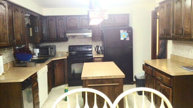 Building Photo - Spacious 4 bedroom 2.5 bath house in Walli...