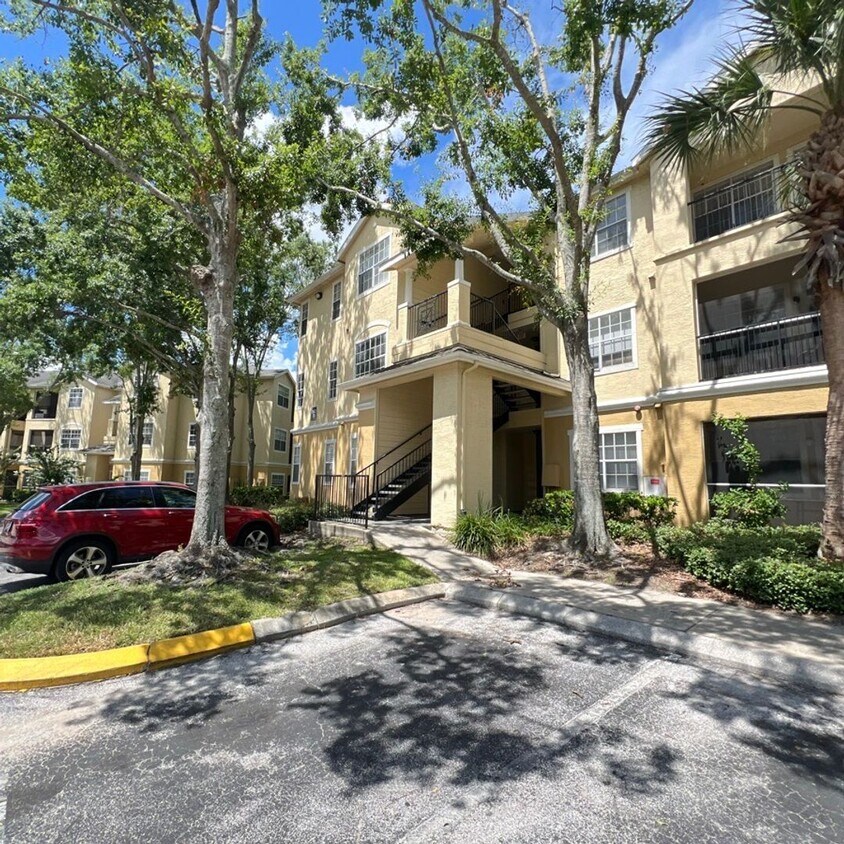 Foto principal - Charming 2-Bedroom Condo in Gated Metrowes...