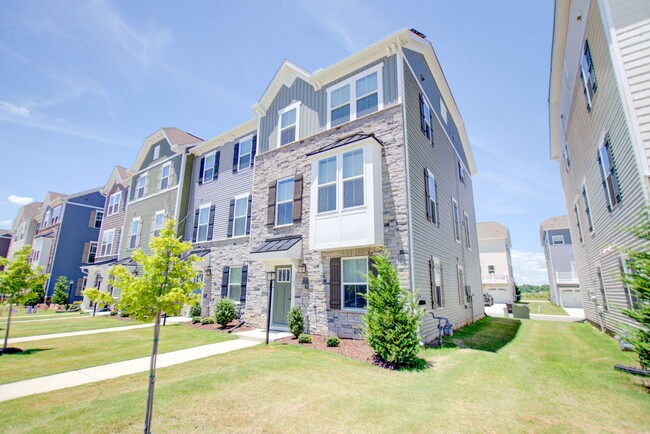 Building Photo - 4 Bedroom, 3.5 Bath End Unit Townhome In S...
