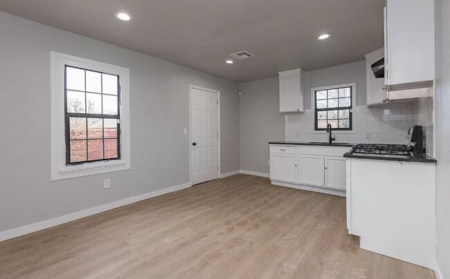 Building Photo - Newly Remodeled 3 Bed next to OU Medical!