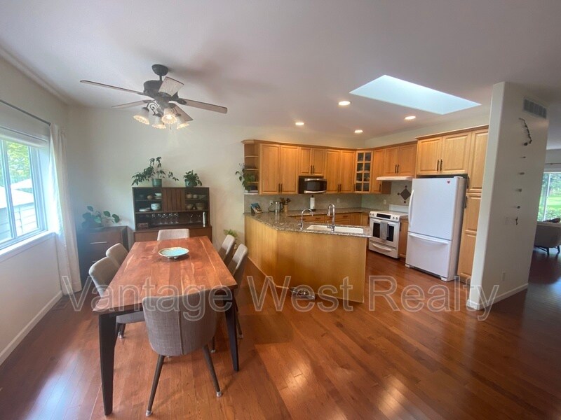 Photo principale - 445-445 Yates Rd