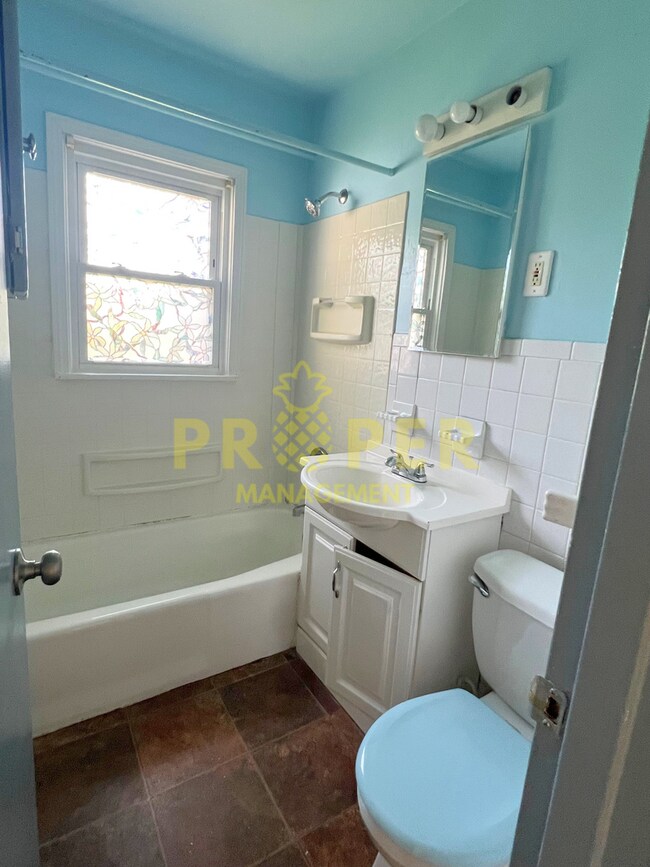 Building Photo - 4 bedrooms 1 bathroom house