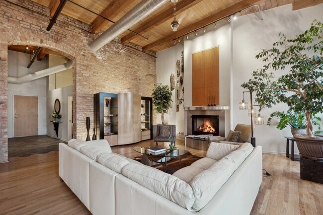 Foto del edificio - 525 W Superior St