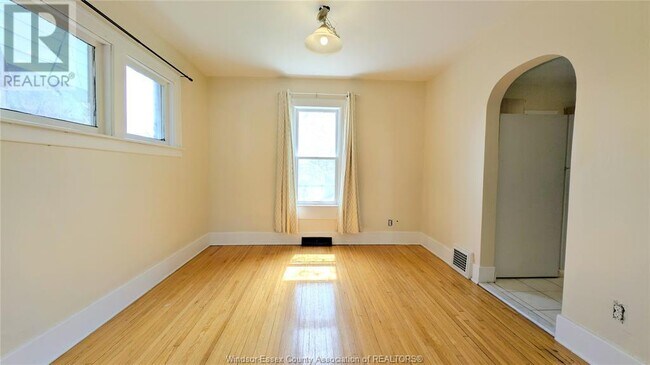 Building Photo - 569 Caroline St