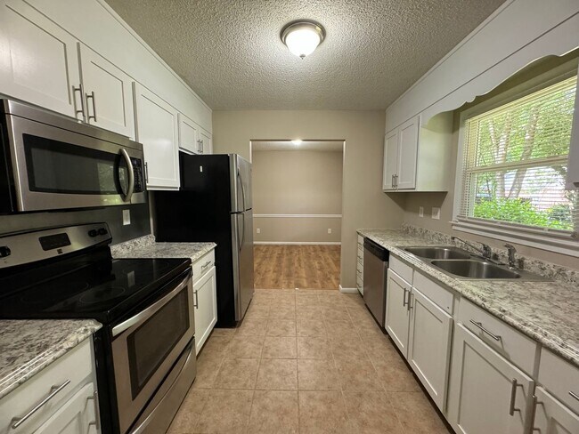 Building Photo - Charming 3 BR 1.5BA Brick & Vinyl Ranch